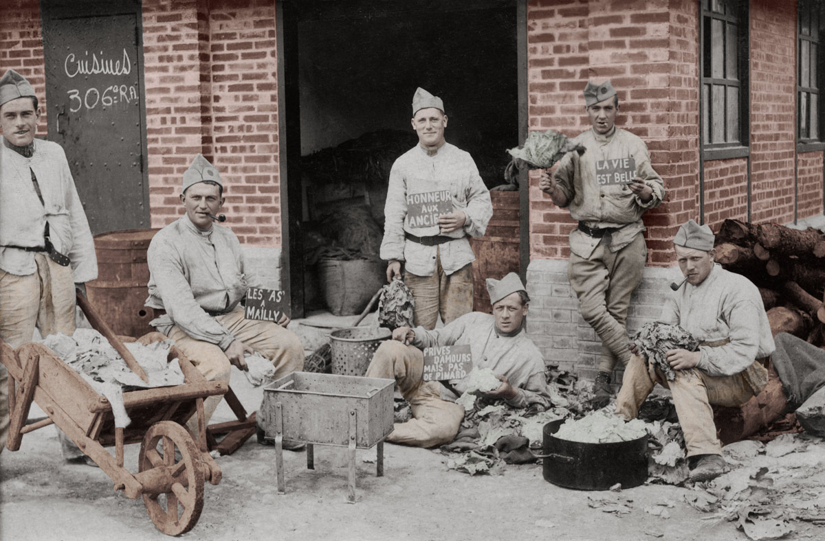 Photo argentique couleur soldats groupe corvée mess militaires